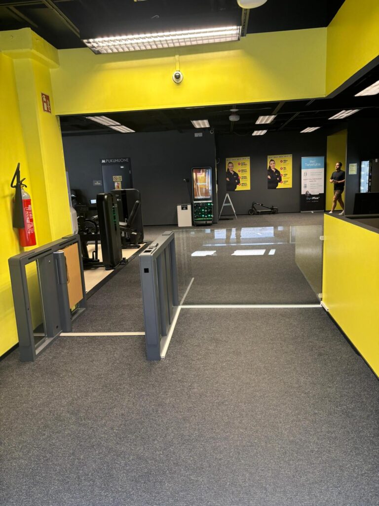 Access-controlled gym entrance at EasyFit Vaasa — GT-70 speed gate with GymPlus AI camera