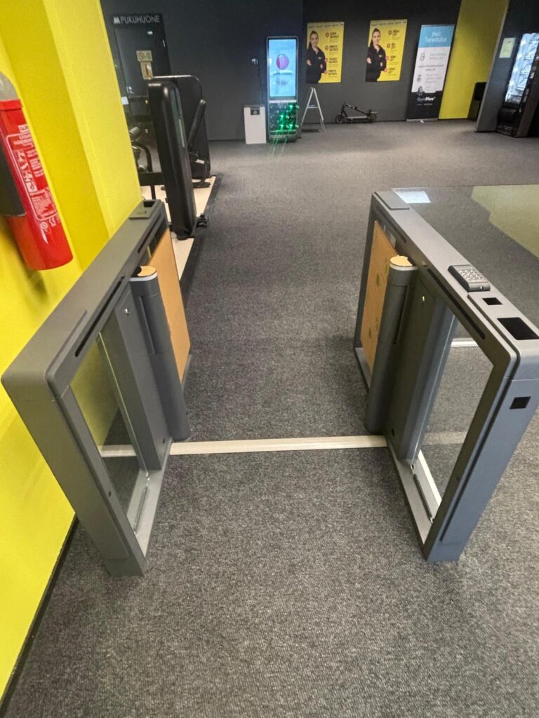 EasyFit Vaasa entrance — GT-70 speed gate in dark grey
