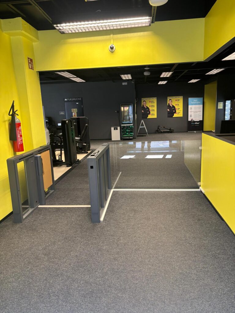 GT-70 speed gate and custom-fit glass wall at EasyFit Vaasa