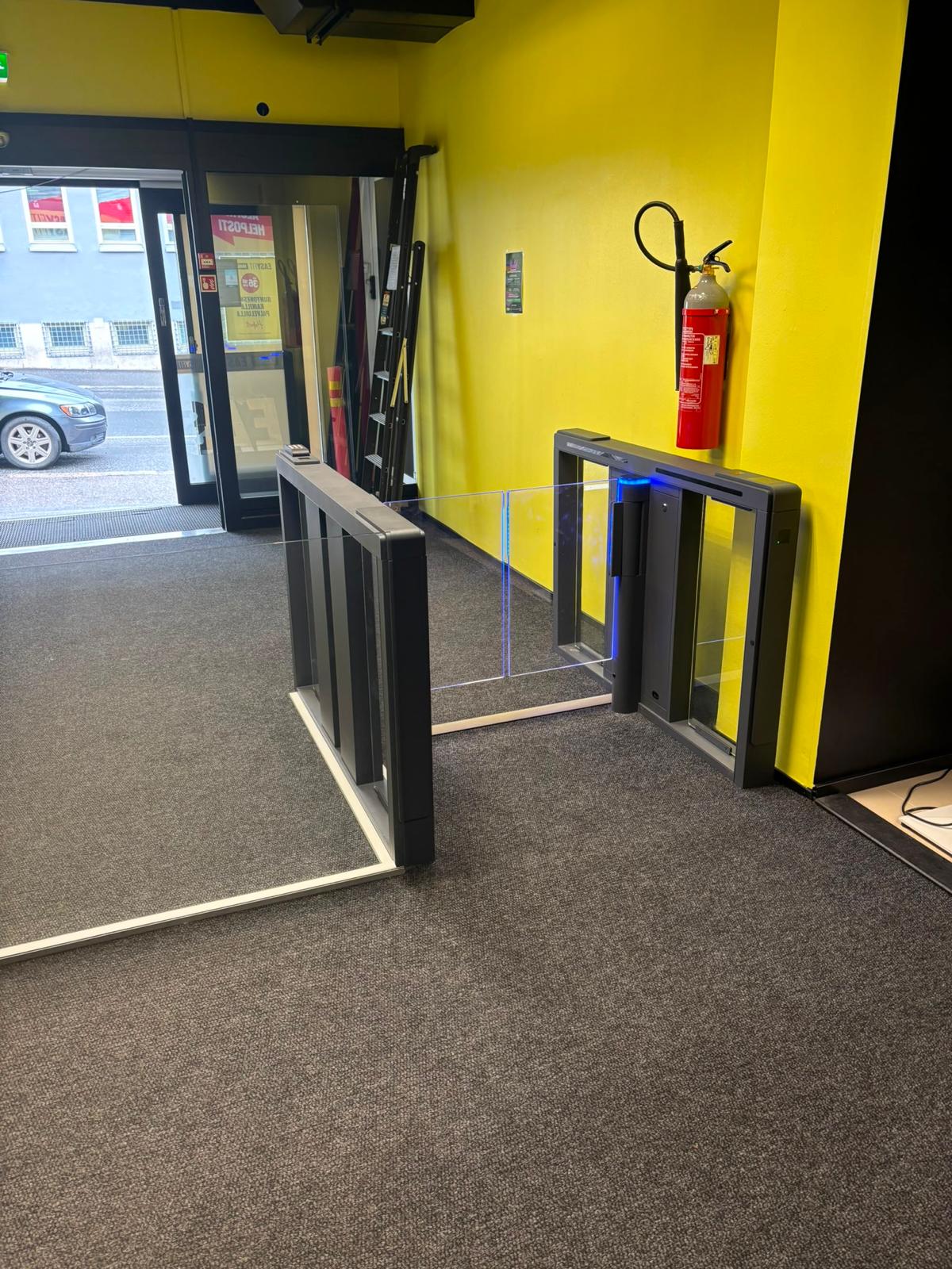 GT-70 speed gate at EasyFit Vaasa — full-service installation with custom glass wall